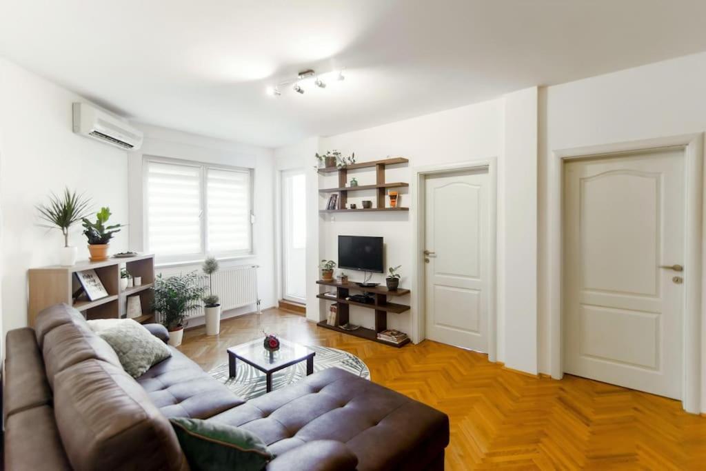 Modern Living Apts - Botanica - Private Parking Нови-Сад Экстерьер фото