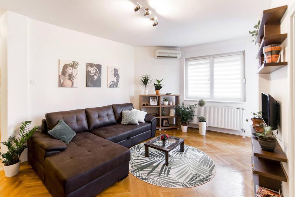 Modern Living Apts - Botanica - Private Parking Нови-Сад Экстерьер фото