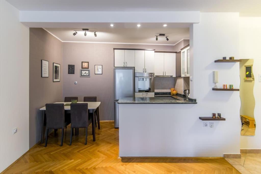 Modern Living Apts - Botanica - Private Parking Нови-Сад Экстерьер фото