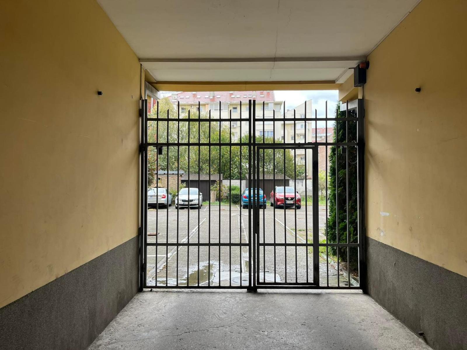 Modern Living Apts - Botanica - Private Parking Нови-Сад Экстерьер фото